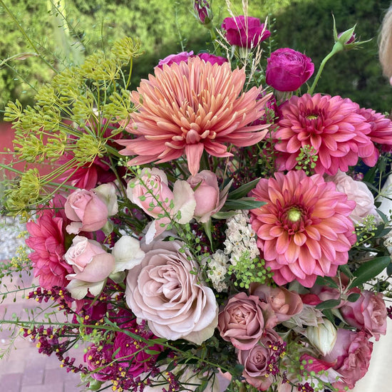 Velours Sauvage — ramo con dalias rosa coral, rosas malva y detalles burdeos