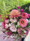 Velours Sauvage — ramo con dalias rosa coral, rosas malva y detalles burdeos