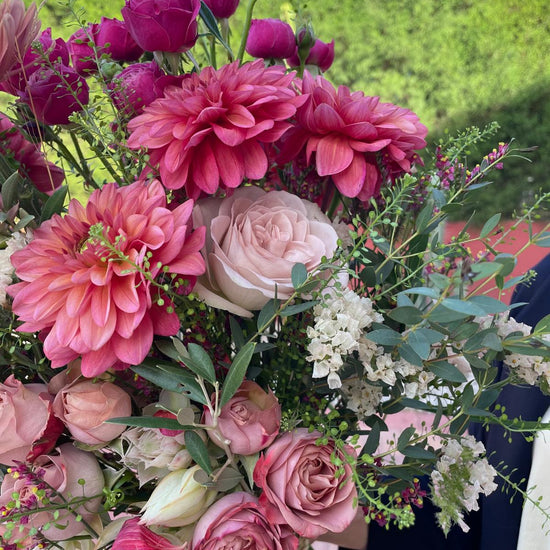 Velours Sauvage — ramo con dalias fucsia, rosas malva y flores blancas de eucalipto