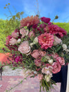 Velours Sauvage — ramo completo con dalias coral, rosas malva y cielo de fondo