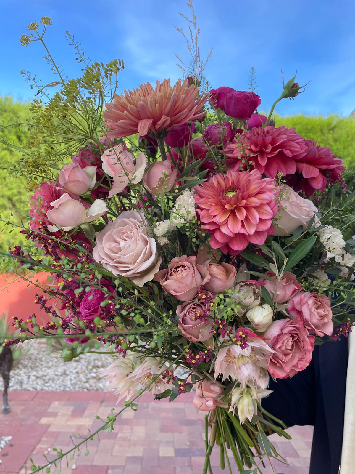Velours Sauvage — ramo completo con dalias coral, rosas malva y cielo de fondo