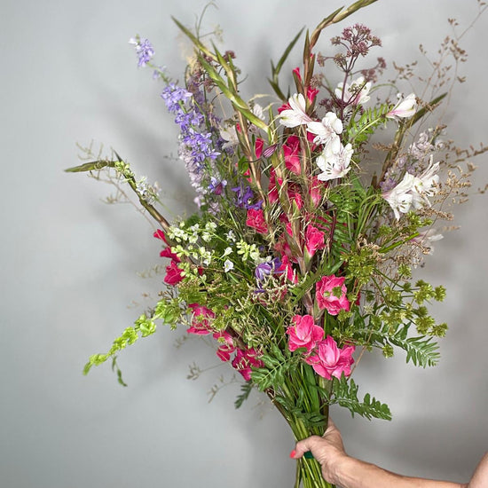 Wild Amethyst — ramo silvestre con flores rosa fucsia y gladiolos