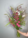 Wild Amethyst — ramo silvestre con flores rosa fucsia y gladiolos