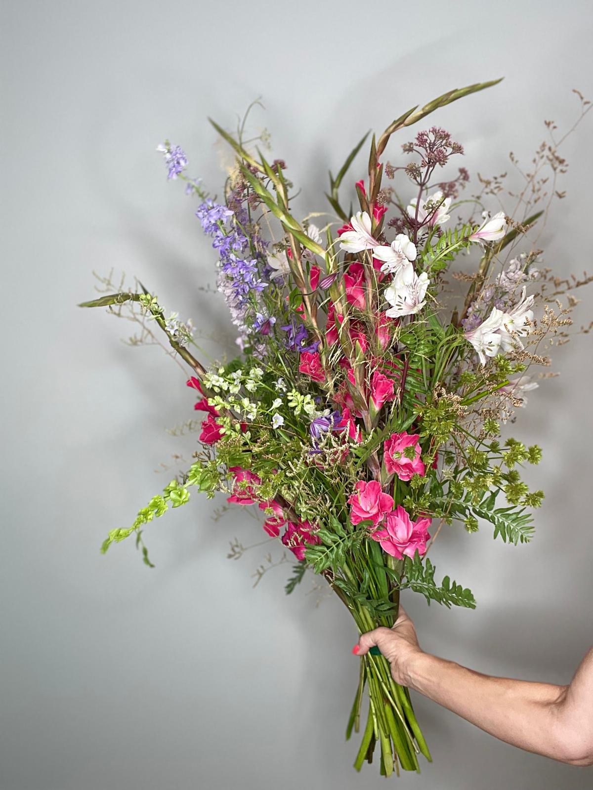 Wild Amethyst — ramo silvestre con flores rosa fucsia y gladiolos