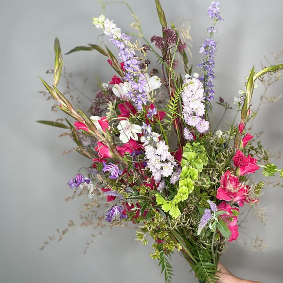Wild Amethyst — ramo silvestre con gladiolos rosas y delphinium lila y blanco