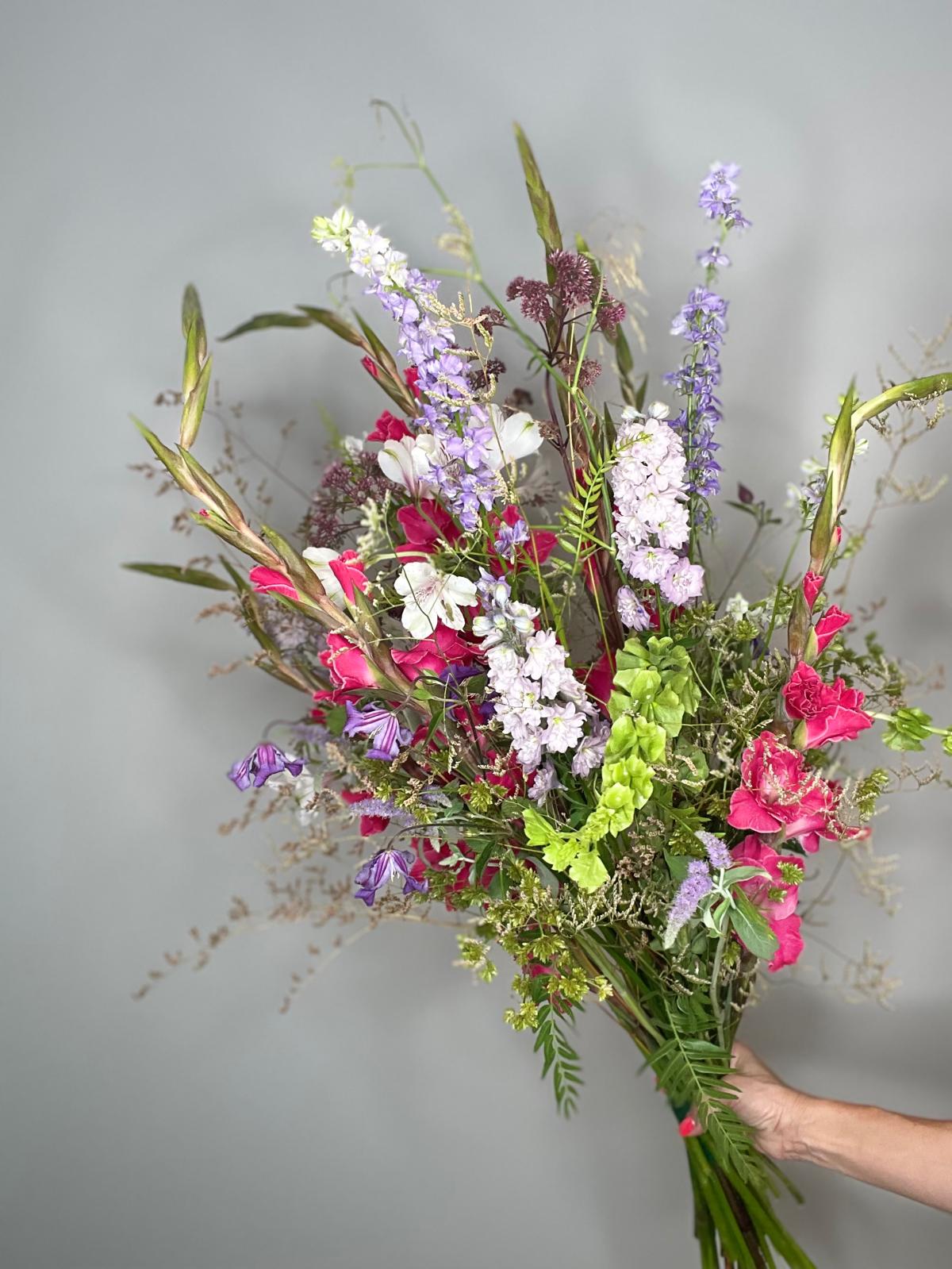 Wild Amethyst — ramo silvestre con gladiolos rosas y delphinium lila y blanco