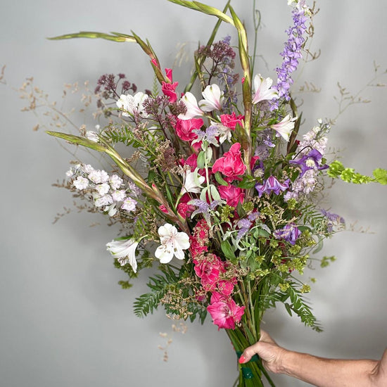 Wild Amethyst — ramo silvestre con astrancia burdeos y flores rosa fucsia