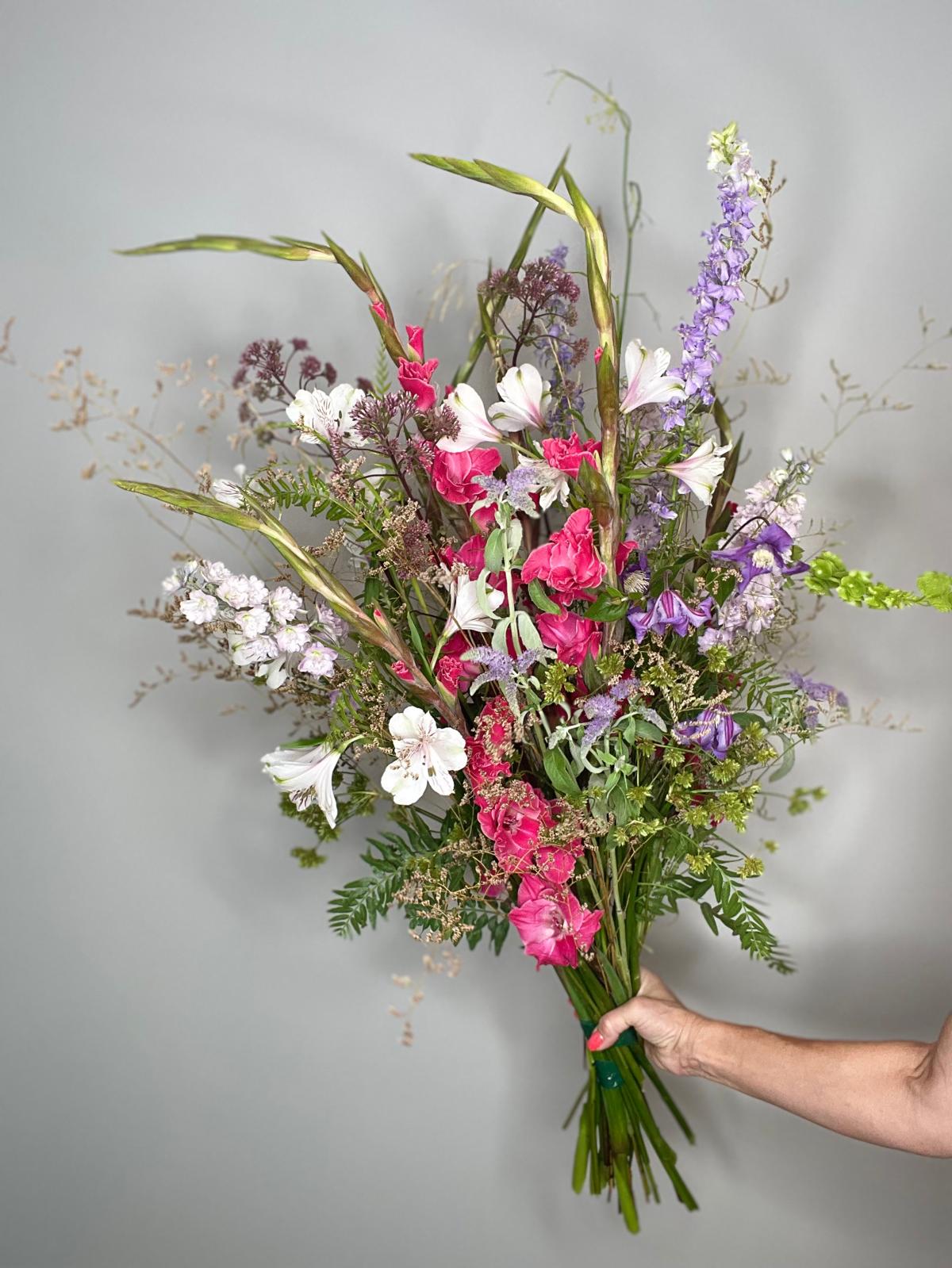 Wild Amethyst — ramo silvestre con astrancia burdeos y flores rosa fucsia