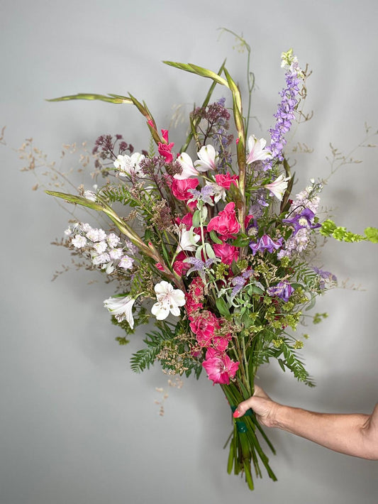Wild Amethyst — ramo silvestre con astrancia burdeos y flores rosa fucsia