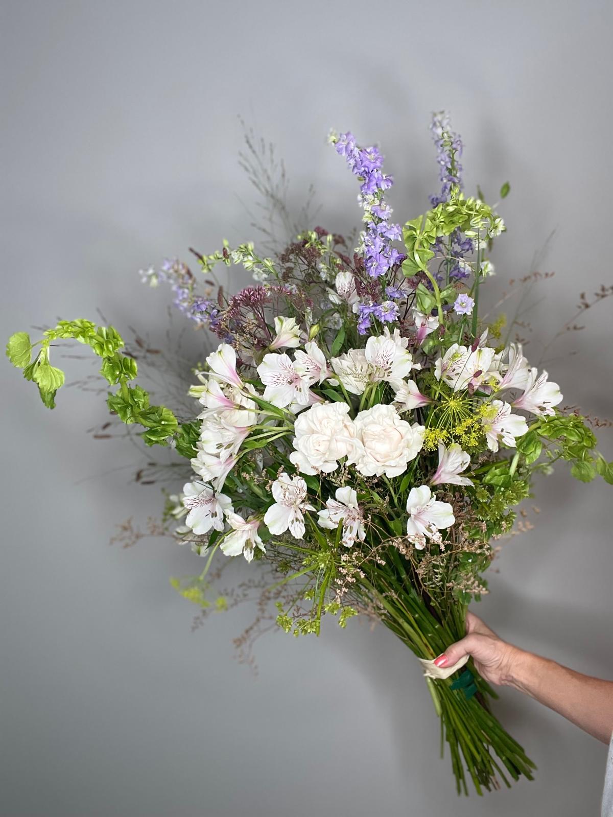 Wild Poetry — ramo silvestre con delphinium lila y flores blancas