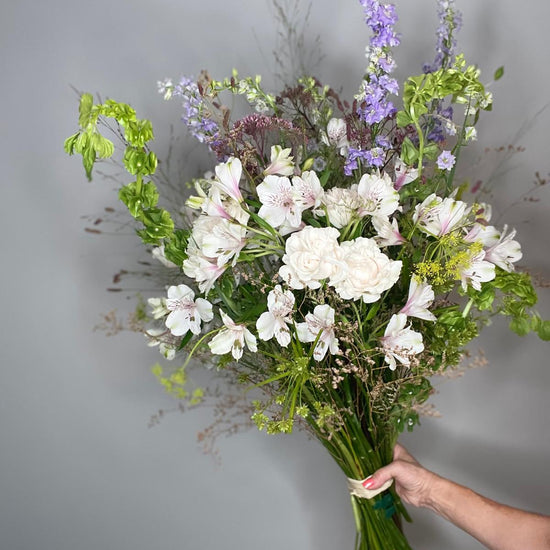 Wild Poetry — ramo silvestre con alstroemeria blanca, sujetado a mano