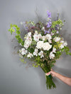 Wild Poetry — ramo silvestre con alstroemeria blanca, sujetado a mano
