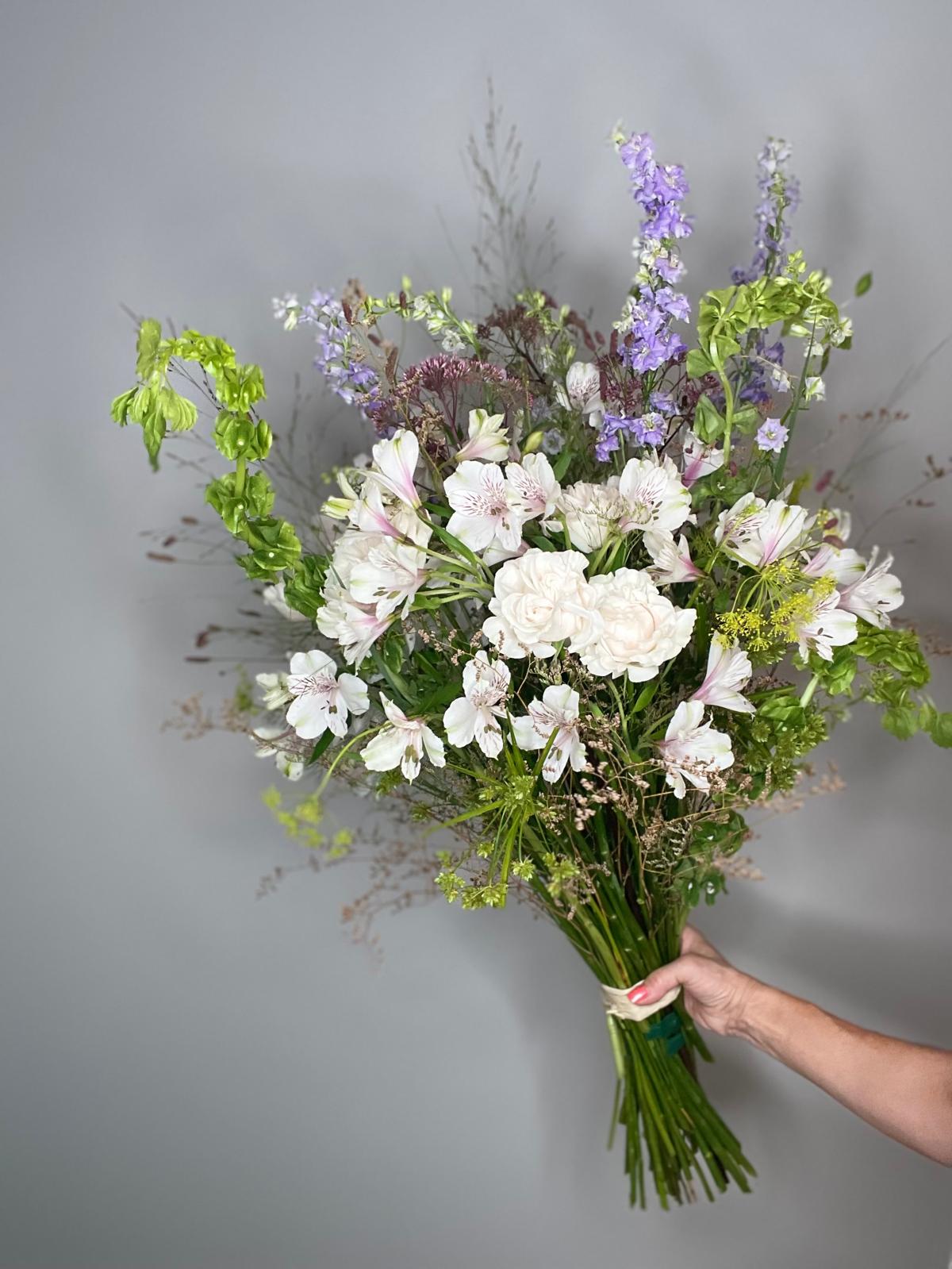 Wild Poetry — ramo silvestre con alstroemeria blanca, sujetado a mano